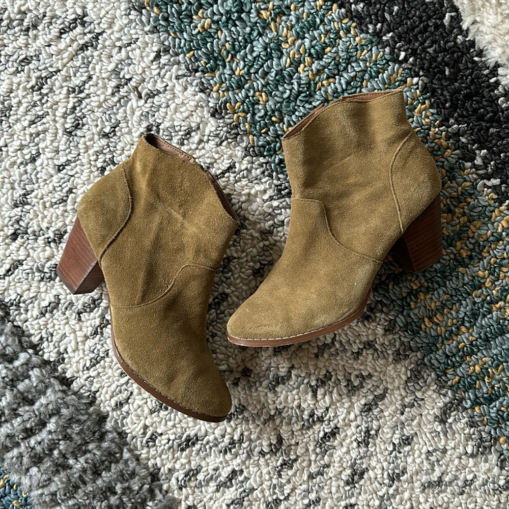 Urban Outfitters UO tan suede boots size 7